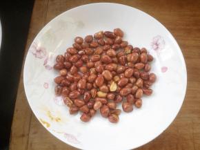 炒好的花生盛出放凉备用