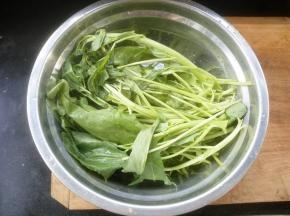 菠菜清洗干净备用