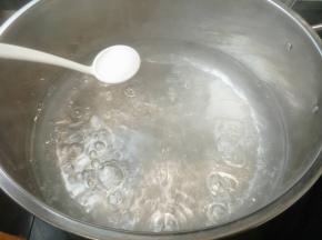 锅内加适量清水烧开，放入一勺盐