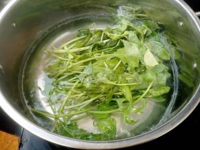 放入菠菜煮开焯水一分钟