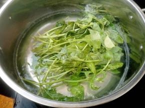 放入菠菜煮开焯水一分钟