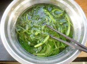 捞出过一下凉水，挤干水份