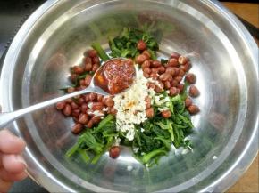 菠菜，花生放入一个容器，放入蒜末，辣椒酱。