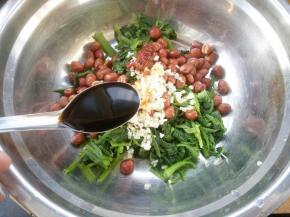 再倒入一勺生抽