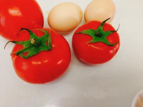 准备好食材，番茄，土鸡蛋