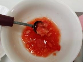 挖出番茄末