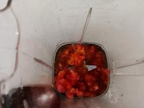 将取出的西红柿，倒入番茄末