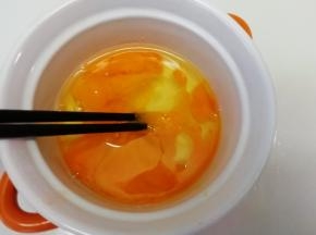 将土鸡蛋打散