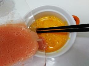 番茄汁注入碗里