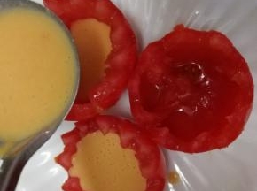 舀进番茄盅里