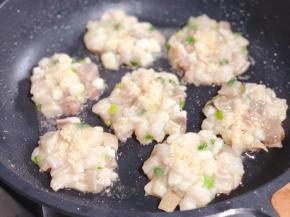 不粘锅内加入少许油，将步骤三的混合物做成圆饼状，两面粘上白芝麻，下锅煎制