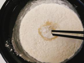 加入发酵粉，搅拌均匀