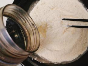 倒入清水，建议边倒边拌