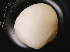 揉成光滑面团，盖子盖上，放温暖处发酵