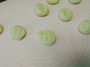 案板上撒点干粉，将面团充分揉匀排气，搓成长条，切大小相同的小剂子