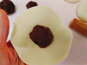 用擀面杖擀开，放入豆沙馅
