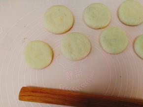 再用擀面杖擀成饼状