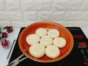 依次放入饼胚