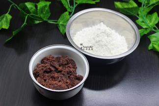 把剩余的红豆沙馅料、面粉取出；