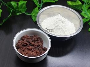 把剩余的红豆沙馅料、面粉取出；