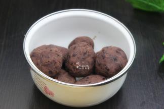 红豆沙分成8等分，揉搓成小团；