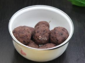 红豆沙分成8等分，揉搓成小团；