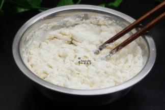 面粉加入水、泡打粉拌均；