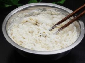 面粉加入水、泡打粉拌均；