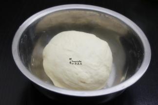 面粉揉搓光滑面团，静放30分钟，让其发酵；