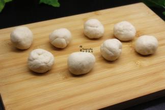 发酵好的面团再次揉搓，排气，分成8等分小团；