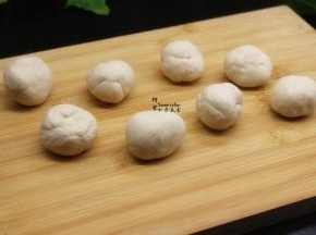 发酵好的面团再次揉搓，排气，分成8等分小团；