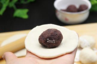 放入豆沙小团，包出自己的喜欢的形状；