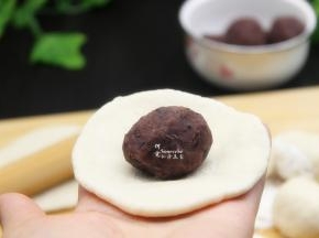 放入豆沙小团，包出自己的喜欢的形状；