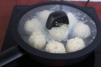 盖上盖子，中小火，约8分钟，包子会变大，水变干；