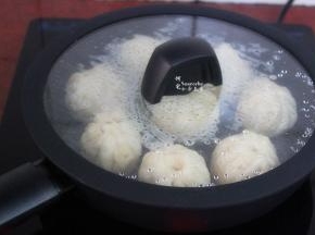 盖上盖子，中小火，约8分钟，包子会变大，水变干；