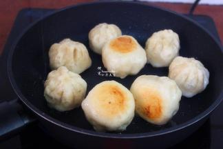 包子熟了，更改为小火，继续煎至微黄。