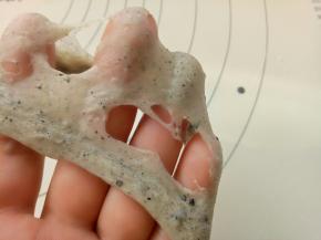 大概8-10分钟左右，可以拉出这样的膜。这时就可以放入盐和软化好的黄油了，继续揉。