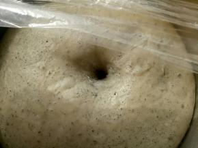 大概50-60分钟左右，用手指粘面粉在面团中间戳个洞，不回缩，不塌陷就发好了。 