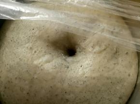 大概50-60分钟左右，用手指粘面粉在面团中间戳个洞，不回缩，不塌陷就发好了。 