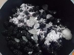 桑葚洗干净放糖大火熬，熬至粘稠几乎没有汤就可以了(最好提前做好)