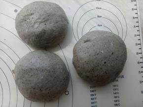 面团平均分成3份，揉圆盖保鲜膜松弛20分钟。 