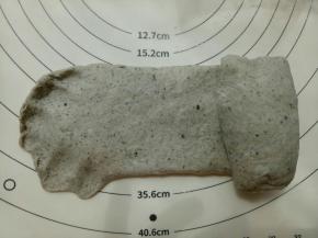 再次擀成牛舌形卷起来。