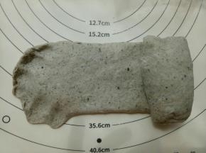 再次擀成牛舌形卷起来。