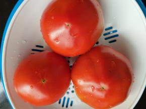 准备番茄，洗净。（只用了两个）