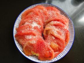 先撒一点食用盐，再放糖。