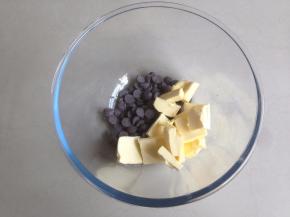 切成小块的黄油和巧克力豆放进碗里