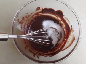 隔热水搅拌至融化，再加入糖，拌至糖融化