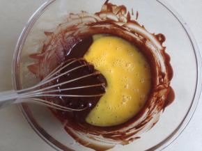 加入蛋液和香草精拌匀