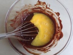 加入蛋液和香草精拌匀