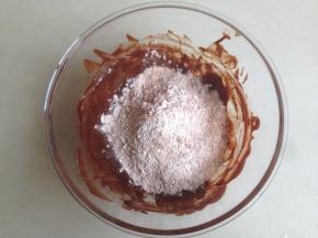 将混合的面粉、可可粉和泡打粉过筛进去